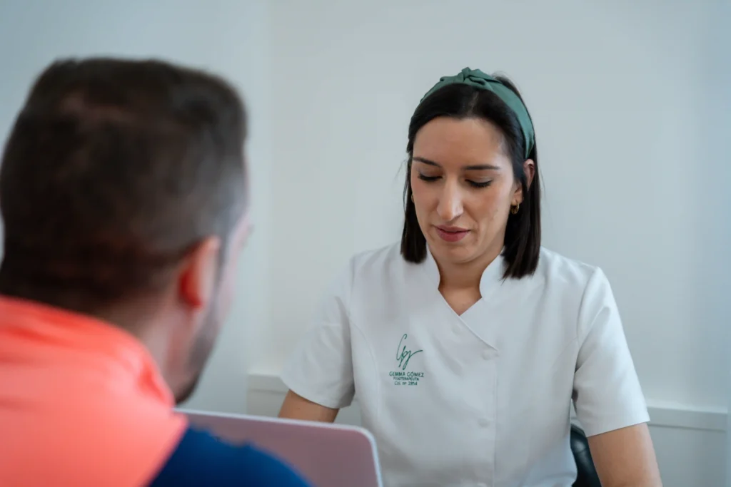 Gema Gómez Fisioterapeuta en Salamanca atendiendo a un cliente