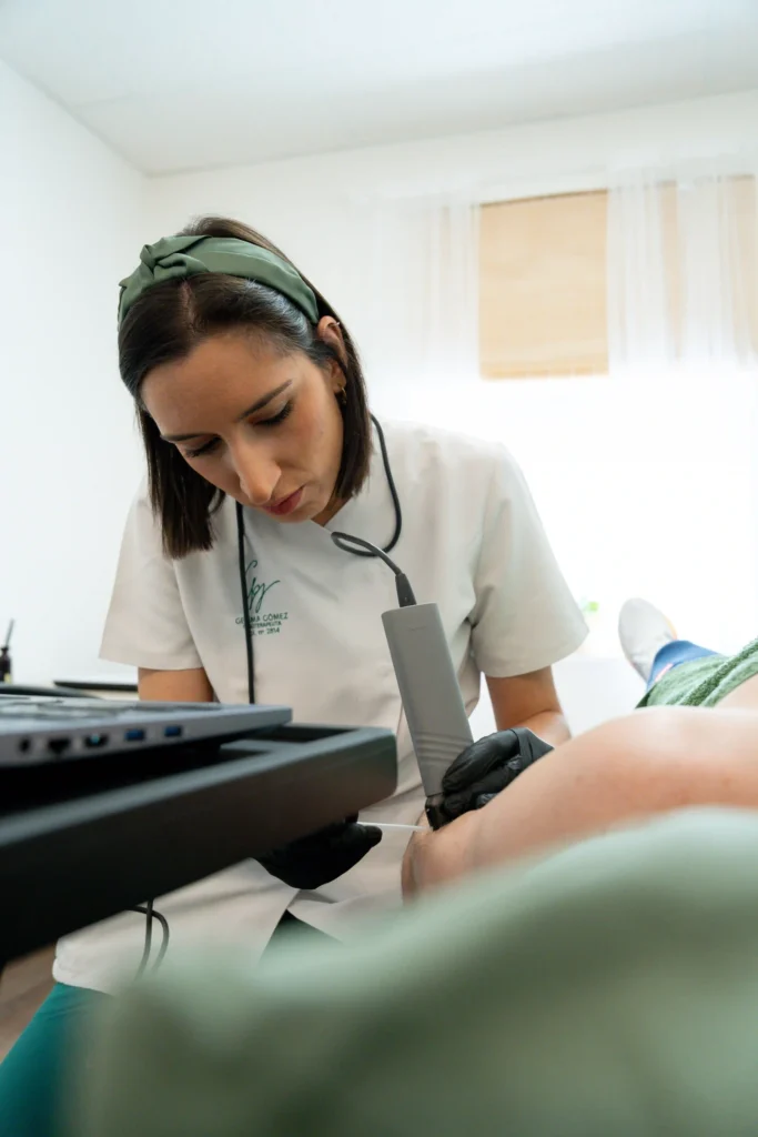 Gema Gómez Fisioterapeuta en Salamanca haciendo tratamiento individualizado con neuromodulación percutánea Y electrólisis percutánea intratisular